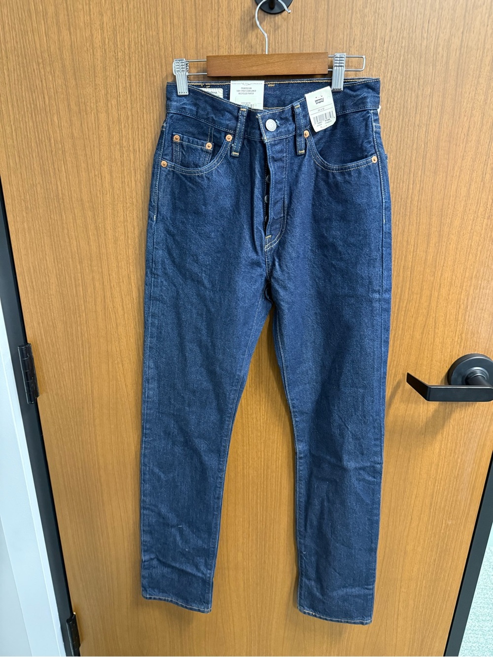 Women’s NWT Levi’s 501 straight 24x32
